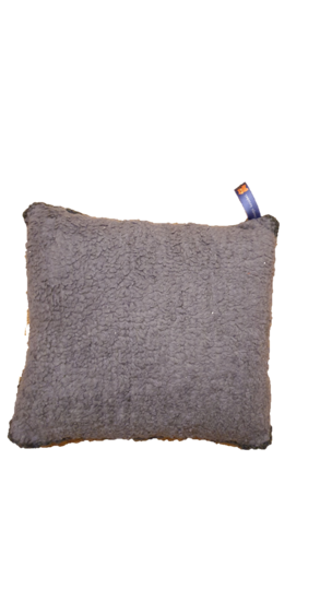 kussens met een varieteit aan kleuren en motieven